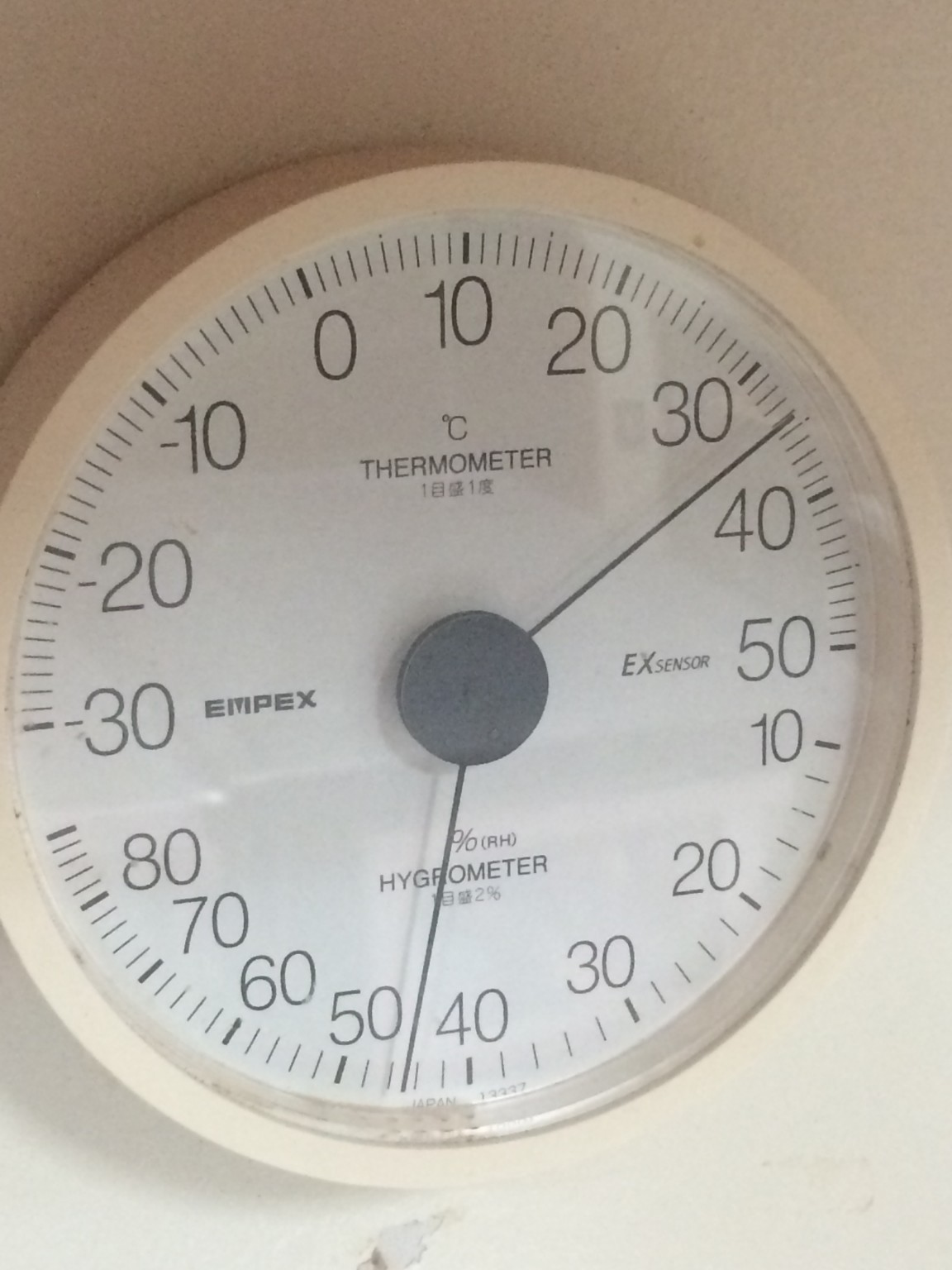 工房の温度湿度計。仕事後のエアコンを切った後の気温！